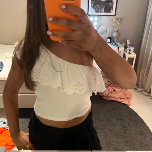 Jätte fin tröja  - Säljer den här super snygga tröjan från Zara💕säljer pga att den är för liten😢💕 skriv för mer frågor💕☺️PRIS GÅR ALLTID ATT DISKUTERA!!!!