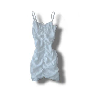 Vit klänning från H&M - vit somrig klänning från H&M Divided