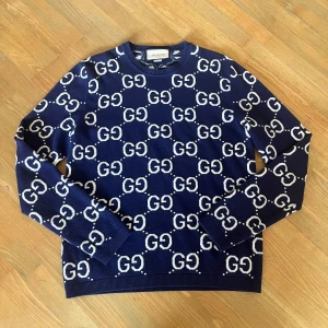 Gucci tröja - En snygg Gucci tröja med monogram. Storlek S, inga flaws, super fint skick. 
