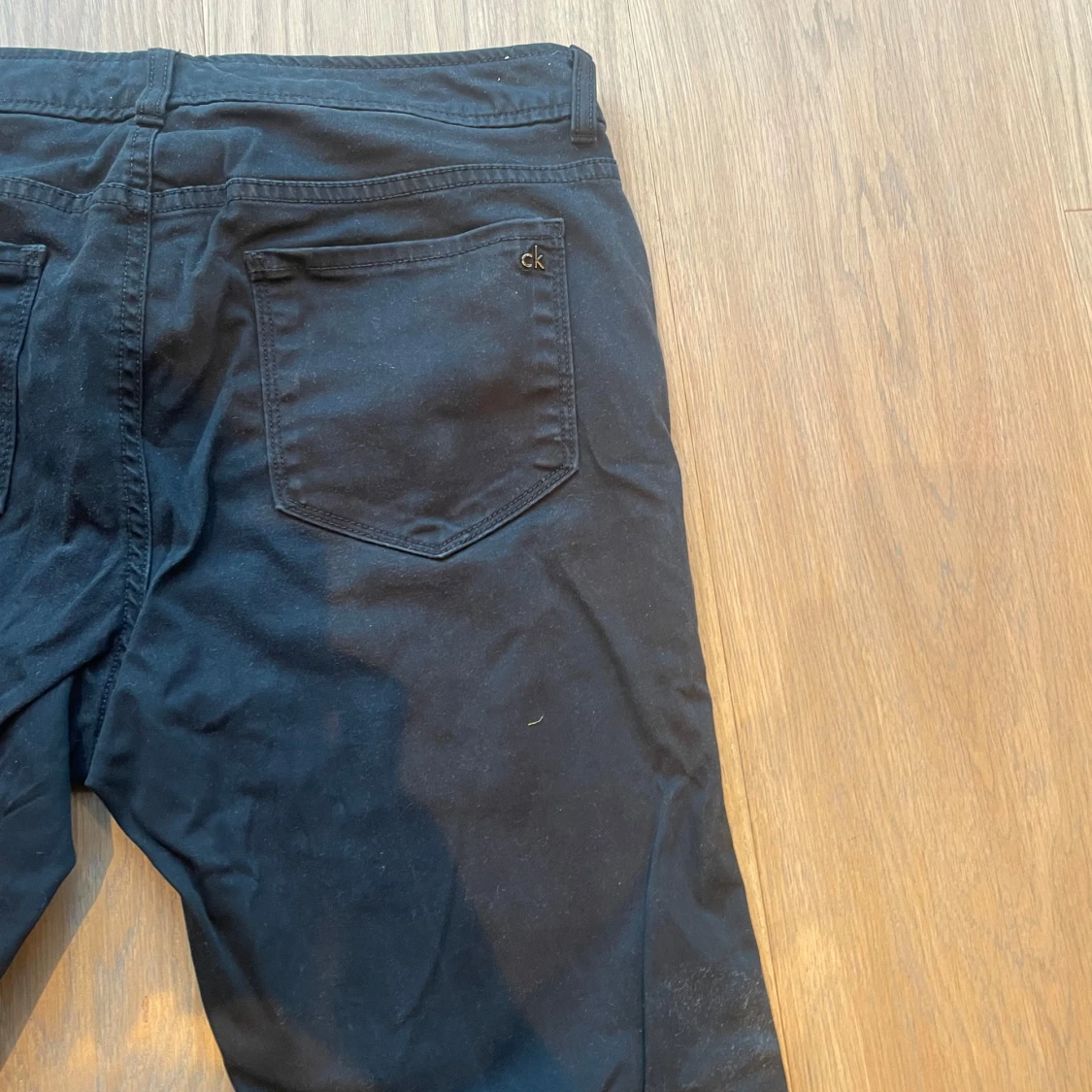 Svarta Calvin Klein byxor i fint skick  - 2