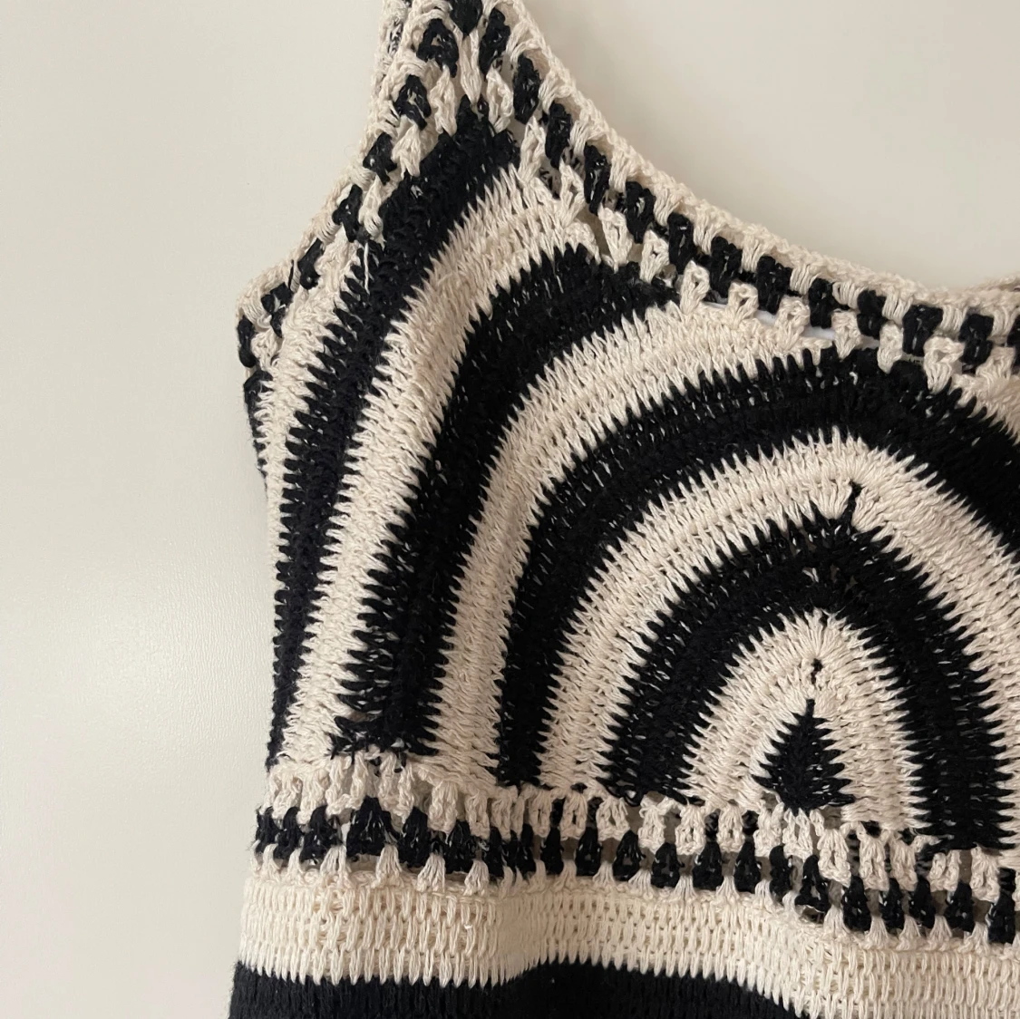 Stickad svartvit klänning med mönster - 1