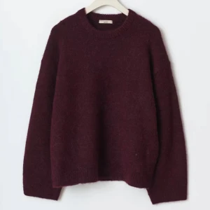 Vinröd stickad tröja - Mysig vinröd stickad tröja med rund halsringning och långa ärmar. Perfekt för kyliga dagar och enkel att matcha med olika outfits. Klassisk och stilren design. Strl M från Gina💕