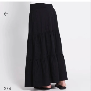 svart långkjol - Säljer nu min svarta långkjol från laget 157. Använd ett fåtal gånger. Stl S.🩷