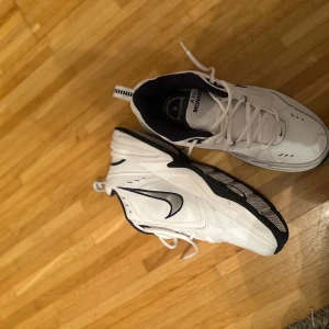 Nike Air Monarch IV vita sneakers - Helt nya aldrig använda storlek 42,5