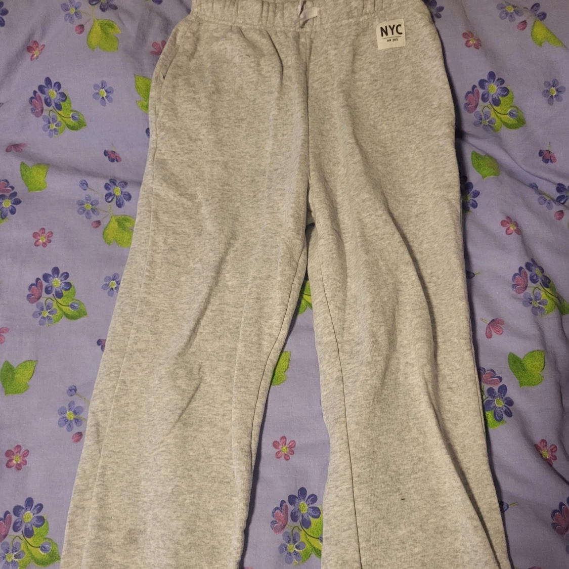 Grå mjukisbyxor med resår från NYC