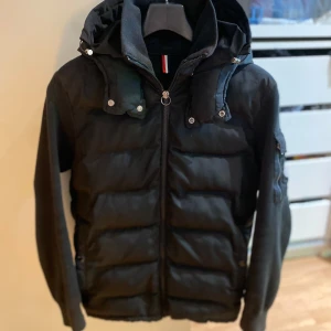 Svart Moncler Cardigan - Säljer nu denna snygga Cardigan-jackan ifrån Moncler. Jackan är storlek 2 vilket motsvarar ungefär S-XS. Den är relativt använd med 8/10 skick. Jackan har lite små slitningar längst ut vid armen men inget annat tecken på slitage/brister. De är bara att höra av er vid frågor osv💫😁
