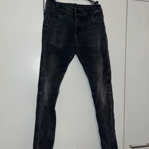 Farkut - Lasten harmaamustat farkut. Muuten hyvä kuntoiset, mutta toisessa polvessa pieni reikä. Koko 158cm. Haara-lahje n 70cm, vyötärön leveys n 33cm. Kissatalous MMM, lisätietoja saa kysymällä Katsothan myös muut ilmoitukseni Mikäli hinta ei miellytä tarjoa rohkeasti 