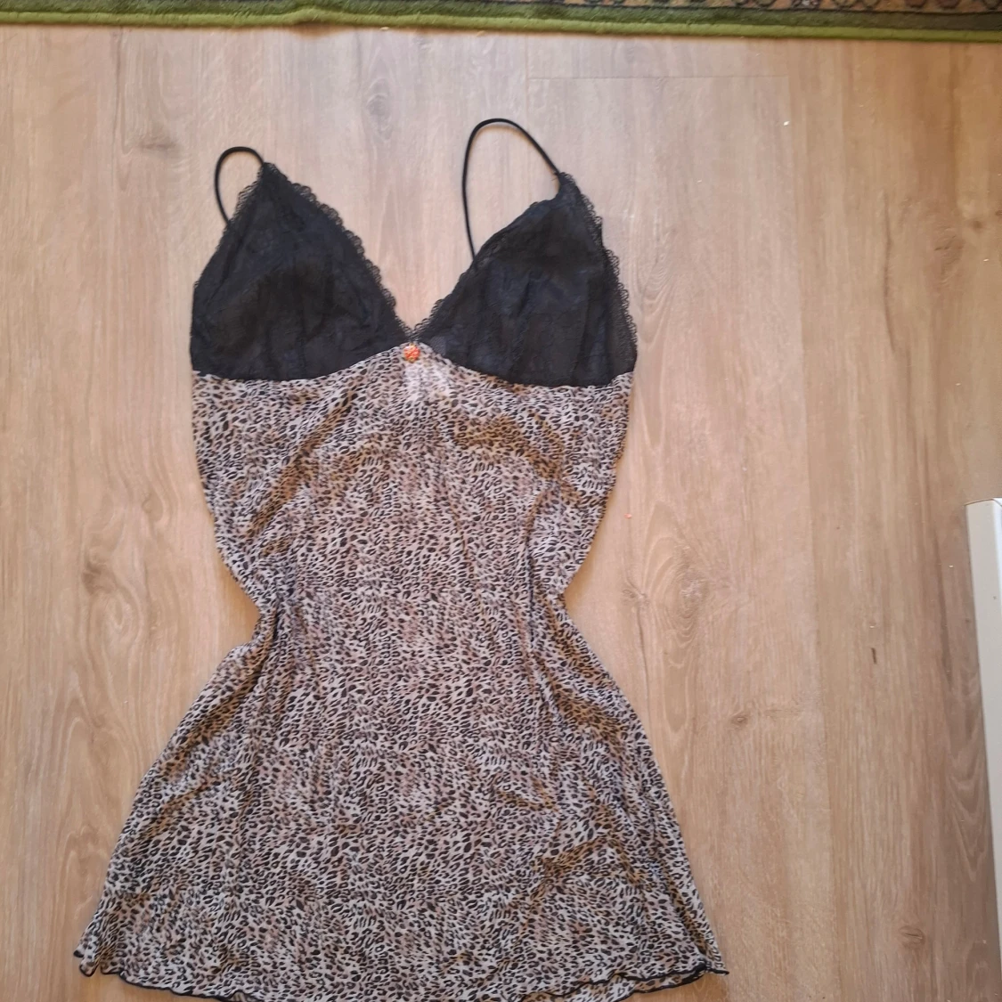 Leopardmönstrad kortklänning med spets