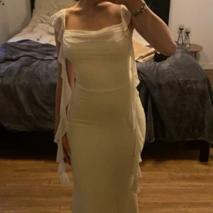 Så söt långklänning / maxiklänning  - helt ny med prislapp på, aldrig använd 🌸  krämvit färg
