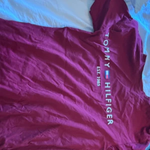 Kläder - Röda tröjan 60kr, bruna tröjan 60kr svarta shortsen 70kr eller allt för 150kr. 