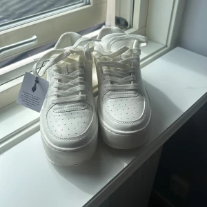 Vita sneakers med platåsula - Säljer helt oanvända skor perfekt till student och sommaren! 