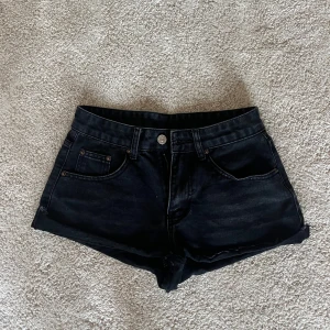 Jeans shorts  - Så fina svarta shorts. Passar till allt. 34/36 