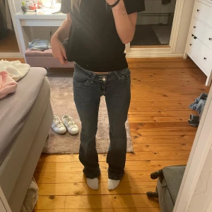 Blå bootcut jeans - Nelly byxor lite långa för mig så lite nedtrampade men annars nytt skick använda bara några få gånger 