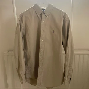 Ralph Lauren Skjorta  - Beige Ralph Lauren skjorta i storlek L. Mycket bra skick och säljes då den inte passar mig.