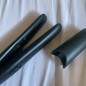 Mini bärbar plattång - Bara testad aldrig använd, fungerar som den ska. Rekommenderar för lite tunnare hår. Laddare medföljs ej då jag tappat bort laddaren. Uttaget syns på sista bilden. 