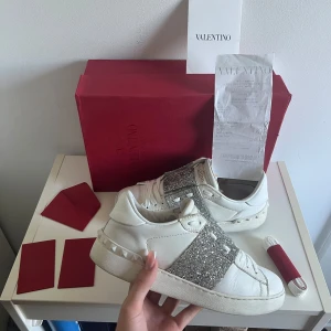 Valentino Open  - Säljer dessa snygga skor, box, snören, kort och kvitto tillkommer💞