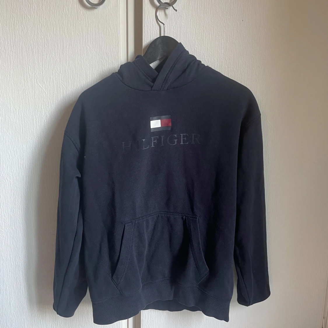 Mörkblå hoodie från Tommy Hilfiger