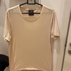 Oscar Jacobsson t-shirt - Den är gjord i Portugal i 95% bomull men även 5 % elestane vilket gör den skön att bära och lite stretchig  Köpt på careofcarl för 600 i våras men har inte kommit till användning och har darför inga defekter och är som ny  Allt gott, mvh Noah