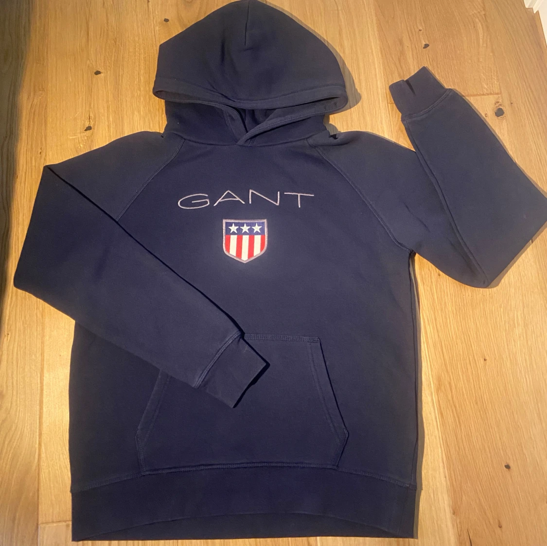 Marinblå hoodie från GANT