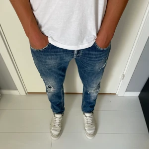 Dondup jeans george - Tja! Säljer nu dessa feta dondups jeansen! Jeansen är i fint skick med orginal slitningar och en fin tvätt på jeansen! Nypris på jeansen är cirka 4000kr, Vid bilder eller frågor skriv privat! 