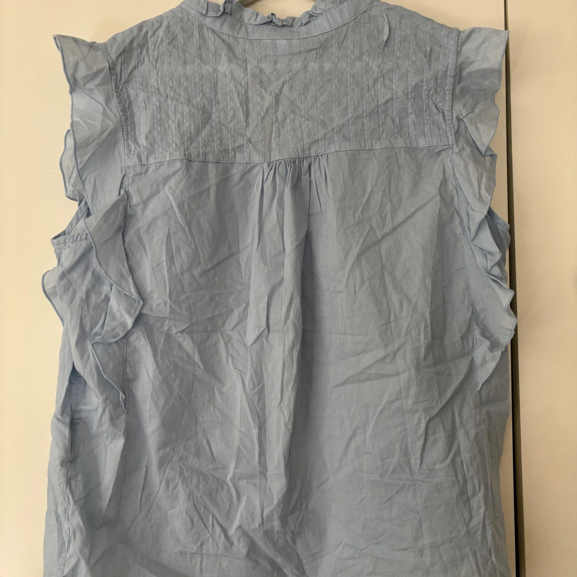 Ljusblå blus med volang  - 2