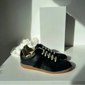 Maison margiela  - Säljer dessa sjukt snygga skor perfekt för dig som vill ha ett par fräscha skor nu i sommar storlek 41 passar 42. Kvitto finns 