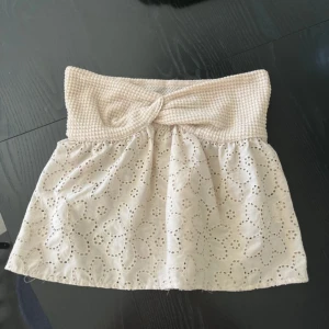 Beige sommar bandeau topp - Beige mönstrad bandeau topp i strl M. Använd två gånger och i mycket bra skick!