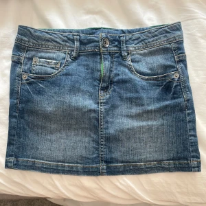 Jeanskjol - Jeanskjol som är super fin nu till sommaren när det är varmare. Passar både XS och S. Den i mycket fint skick inga defekter. Skriv om du har några frågor!🩷