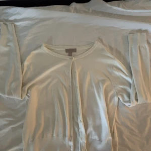 Ljusbeige kofta med knappar - Kofta från hm, som är felmärkt! Det står att den är i storlek L men den är tydligt och klart en S eller XS!❤️Skriv för fler bilder eller frågor!
