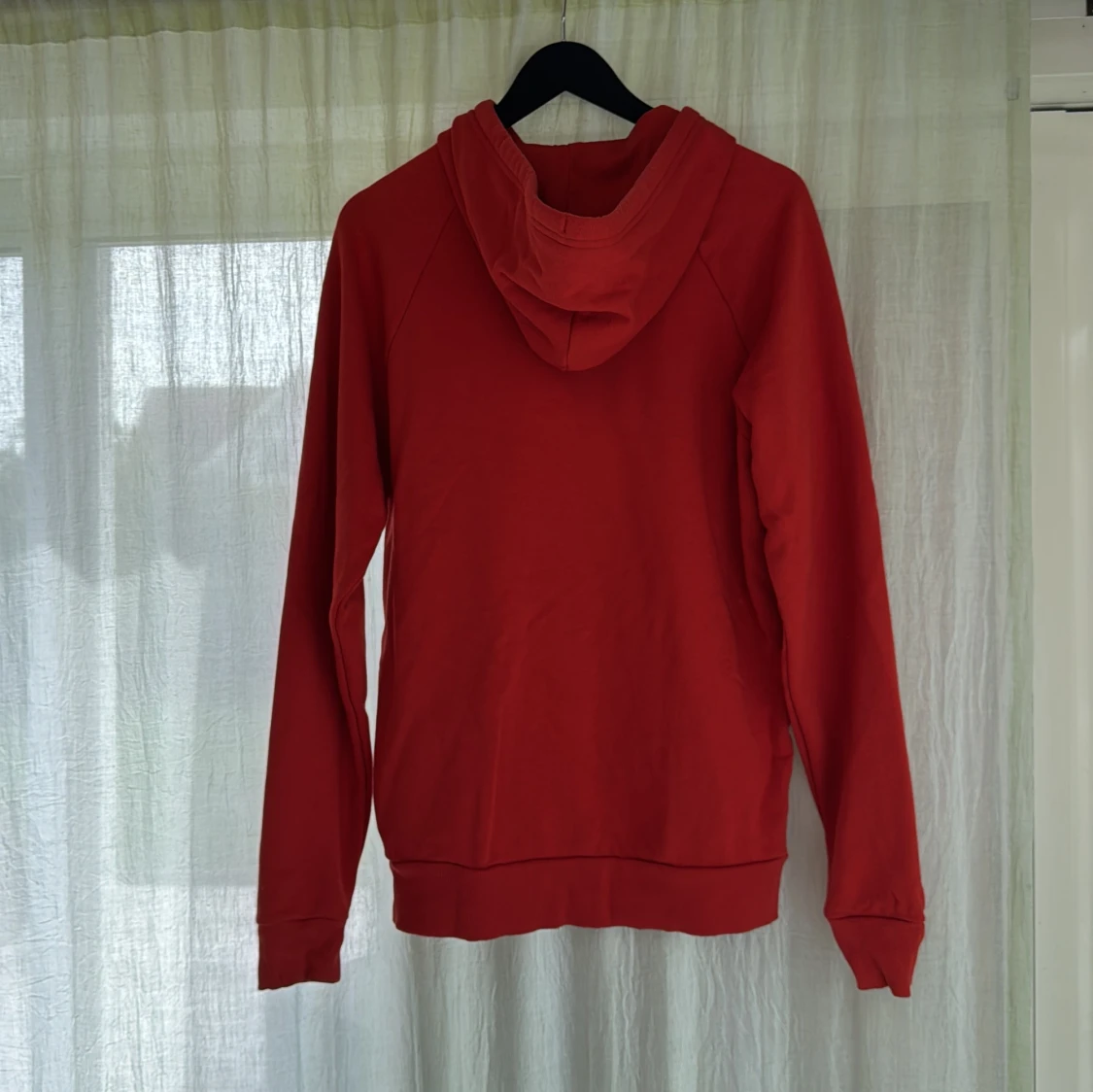 Röd/orange Under Armour hoodie - 1