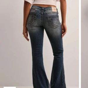 True Religion bootcut jeans blå - Säljer mina true religion jeans då de inte kommer till användning. De har en röd som på fickorna som är jättesnygg. Tryck på köp nu eller skriv om du undrar💞