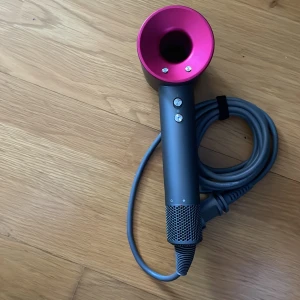 Rosa dyson hairdryer  - Säljer min systers dyson hairdryer då hon flyttat ut, den är nästan oanvänd, obs, det är utan tillbehör vilket är varg jag säljer billigt, hör av dig vid funderingar😊 priset är inte hugget i sten 