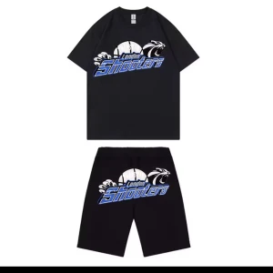 Svarta shorts London Shooters - Svarta shorts med stort tryck framtill: basketboll, lejon och blå texten 'London Shooters'. Sportig vibe och avslappnad passform, perfekta för dig som gillar streetstyle eller basket. Resår i midjan med snörning för skön känsla.