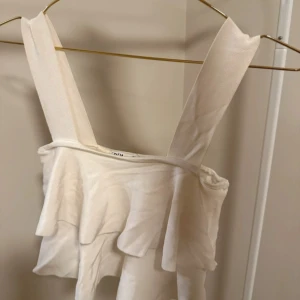 Linne från Zara storlek M - Bra skick. Bilder lånade från förra säljaren 