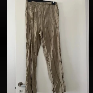 Beiga linnebyxor - Säljer ett par beiga linnebyxor. Byxorna är tunna och perfekta för varma dagar. Superenkla att styla till sneakers eller sandaler.