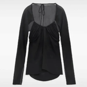 Svart långärmad blus med snörning - Supersnygg svart blus från Zara med transparent mesh upptill och långa ärmar. Tyvärr är lapparna avklippta men skulle säga att det är en xs/s. Öppen för prisförslag!!