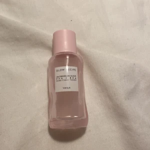 Glow Recipe Watermelon Glow Toner - Glow Recipe Watermelon Glow PHA+BHA Pore-Tight Toner i en söt, ljusrosa flaska med skruvlock. Tonern har en lätt rosa nyans och är perfekt för dig som vill ha glow och minimera porer. Doftar fräscht av vattenmelon och är enkel att applicera. Ungefär hälften kvar