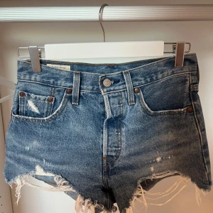 Levi's Premium jeansshorts med fransar - Snygga blå jeansshorts från Levi's. 