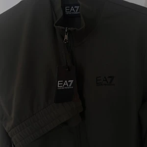 Ett set från Emporio Armani - Raka byxor och kofta till. Finns prislapp kvar. Helt ny. 