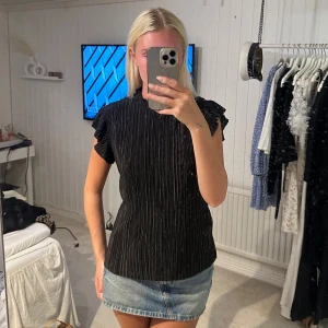 Svart randig blus med volangärm - Säljer en svart blus, aldrig använd🥰