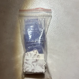 Kort till örhängen och smycken - Säljer ett gäng smyckeskort för örhängen och halsband. Ena modellen är vit med marmormönster, den andra är transparent med texten 'Fashion Jewelry'. Perfekt för att visa upp eller förvara dina smycken snyggt.