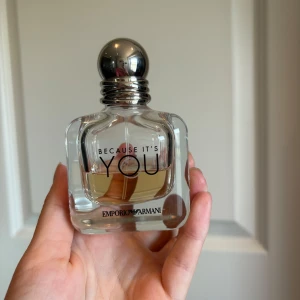 Armani Because it’s you - Otroligt god doft från Armani. Se mängd kvar på bild, bra ifall man vill testa doften innan köp av en större flaska. Säljes då jag har en ny större flaska. En 50 ml flaska. 