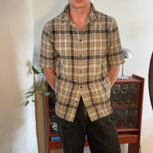 Rutig kortärmad skjorta från Samsøe - Rutig och kortärmad skjorta från Samsøe Samsøe. Riktigt skön passform, otroligt tyg. Dansk design möter italienska textilier. Sitter tts