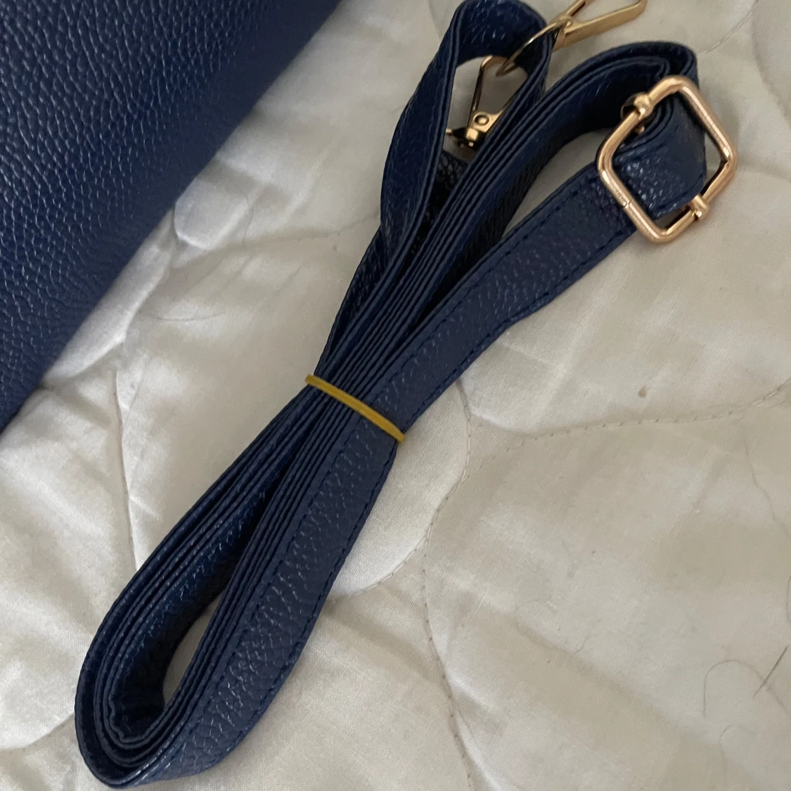 Mörkblå axelväska med gulddetaljer - 2