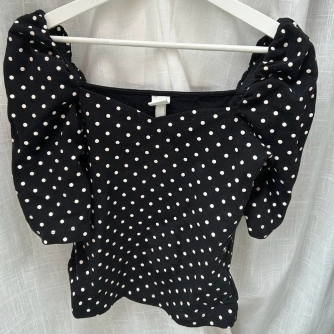 Svart prickig topp med puffärm H&M