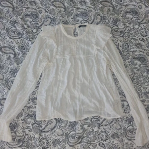 Söt vit blus - En fin blus från Gina Tricot köpt några år sedan. Storlek 34 / XS. Perfekt för en sommarkväll när det blir lite kyligare eller till hösten 😊