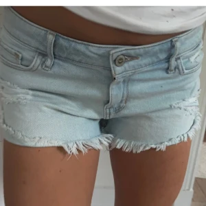 Lowliest vintage ljusblåa Hollister shorts - Sååå snygga! Midja rakt över: ca 39