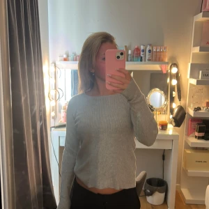 Grå ribbad tröja från Bik Bok - En grå ribban långärmad tröja från Bikbok i storlek S som jag säljer av att den inte kommer till användning längre, skriv om ni undrar något💕