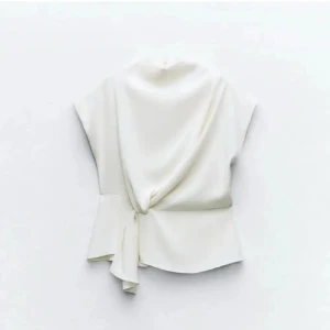 Vit omlottopp med knyt i siden - Snygg vit omlottopp med knyt i sidan🥰