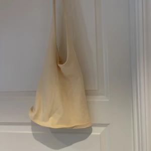 Gul topp från Zara - Helt ny topp från Sara som är öppen i ryggen